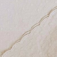 broderie beebs bloem met schulprand licht beige