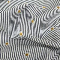 seersucker katoen donker blauw streepjes met geborduurde madeliefjes