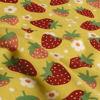 Katoen met aardbeien en bloesem &ndash; oudgele ondergrond &ndash; Jursie