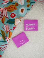 Label Normal is boring paars kickenstoffen