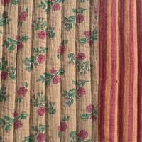 Swessie dubbelzijdig gevoerde hydrofiel &ndash; Bloemen en strepen camel-bordeaux 126549
