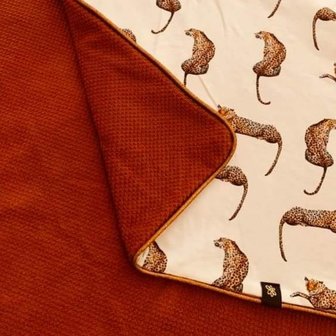 dekentje boucle wafel en digitale luipaard tricot met gouden piping