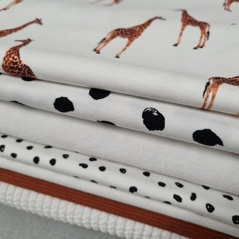 girafjes digitale en painted dots en ongelijke nop mini tricot met off white big knit en katoenen velvet en cognac fijne baby r