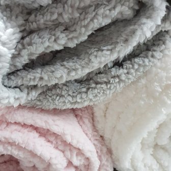 grijs fluffie teddy naast wit en roze
