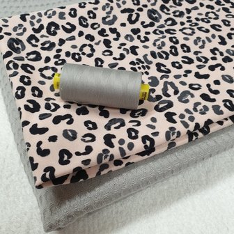 roze met grijs luipaard tricot , licht grijze wafel en bijpassend garen