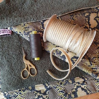 wikkeldoek gemaakt van army badstof slangen tricot gouden piping en army garen gutermann (1)