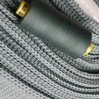 big knit zee groen met saffier gutermann garen (1)