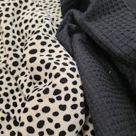 cheetah dots velvet met zwart wafel @kickenstoffen