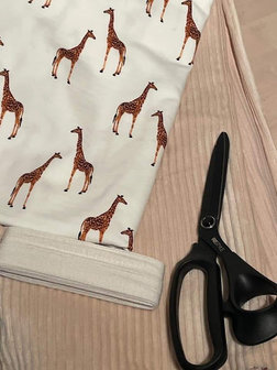 girafjes - digitaal tricot met natural ribfluweel - ecru tricot  biasband en stofschaar @beebsstofjes