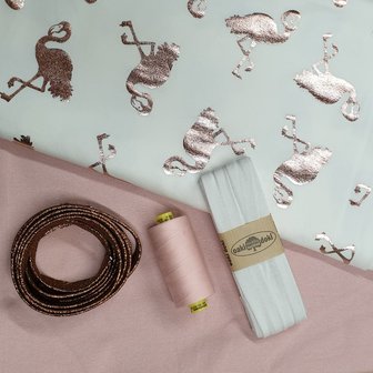 piping koper, poederroze garen tricot biasband met flamingo foilprint en wafel