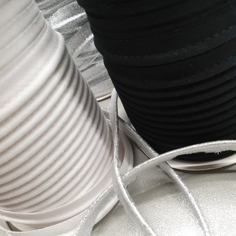 wit en zwarte piping naast lurex zilver paspelband 