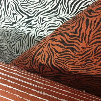 zebra tijger stof met streepjes terracotta en kiezel kleur