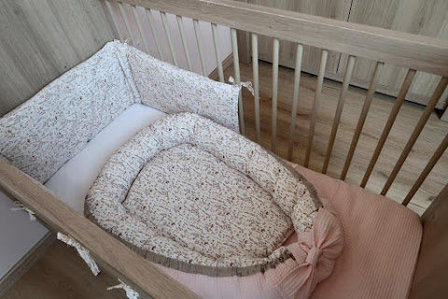 jolien couture maakte dit mooie bedpark en babynestje van wafel poeder roze en poplin droogbloemen