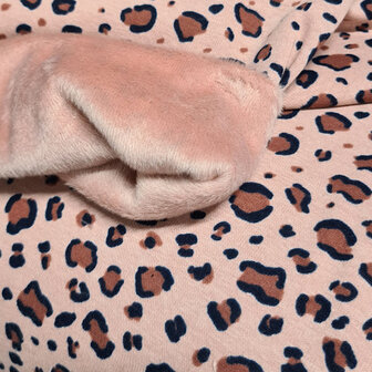 close up mouwtje roze  alpenfleece panterprint @kickenstoffen