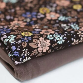 BEEBS bruin nude jeans Vintage bloemen tricot met donker mauve uni boord @kickenstoffen