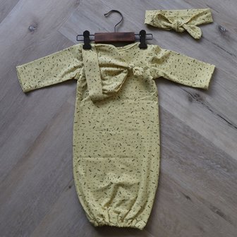snuggle babypakje geel triangeltjes en kringeltjes tricot met mutsje en haarband