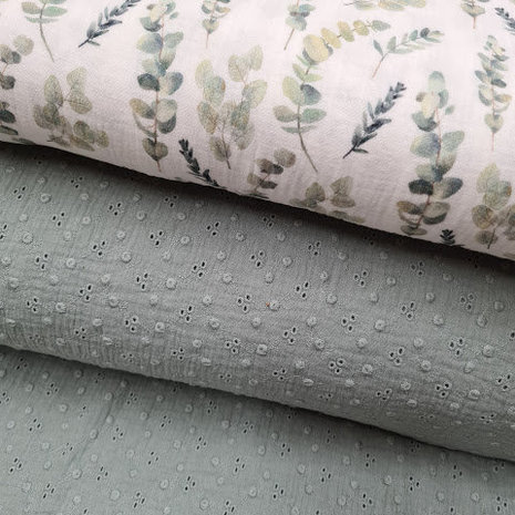 saffier groen (oud) broderie met gaatjes hydrofiel met eucalyptus takjes