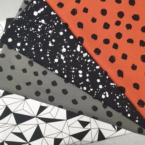 painted dots roest en army met painted splash zwart wit en origami triangels tricot