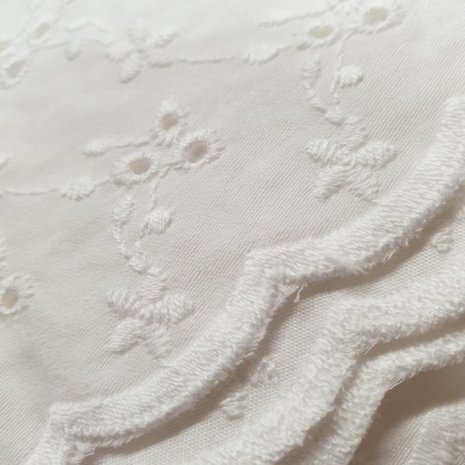 wit (off white) broderie bloemetjes & gaatjes met schulprand aan 2 zijden @kickenstoffen