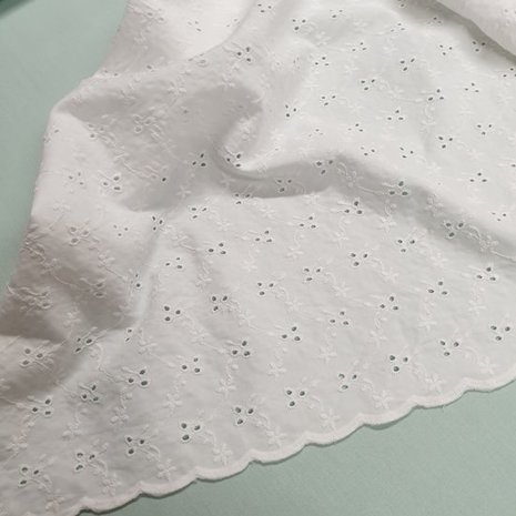 wit (off white) broderie bloemetjes & gaatjes met schulprand aan 2 zijden