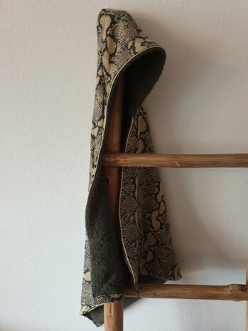 wikkeldoek badcape omslagdeken army badstof slangen tricot en gouden piping