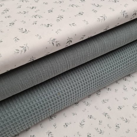 wit zee groen kleine blaadjes eucalyptus digitaal poplin met zee groen hydrofiel en wafel BEEBS