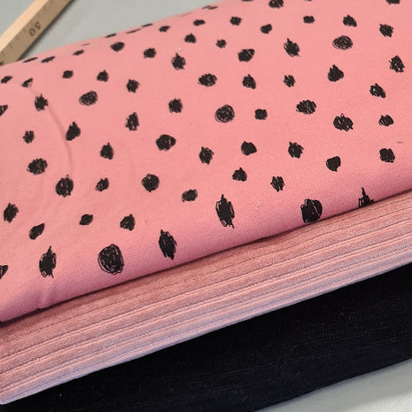 roze-terracotta en zwarte katoenen ribFluweel tricot met roze-terracotta biologisch french terry painted dots