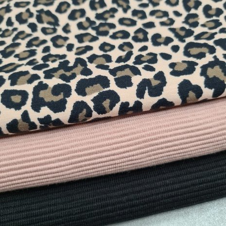 luipaard rozig beige zwart met zwart en nude roze fijne rib tricot