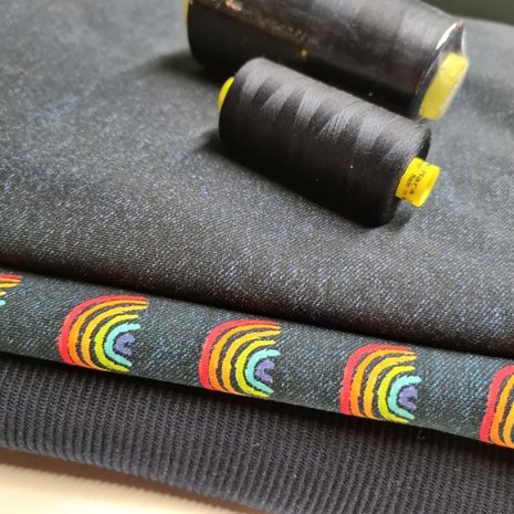 jeans digitale print met en zonder regenbogen donkerblauw fijne rib jersey en marine lock garen