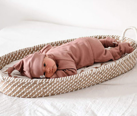 roze-terracotta fijne katoenen Baby rib tricot boxpakje gemaakt door littlebumpys