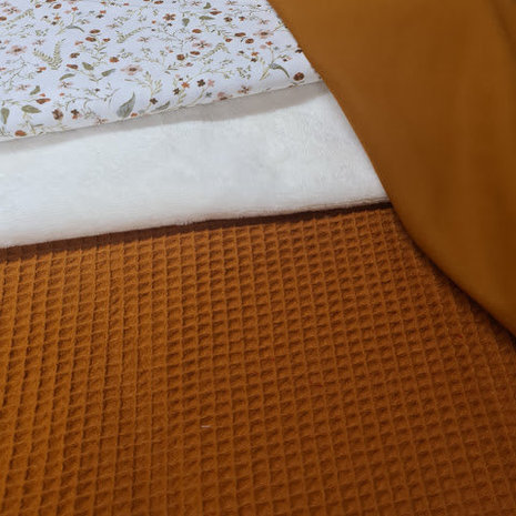 wafel cognac met 1000 bloemetjes en  cognac poplin en off white bamboe katoen  fleece wiegdeken en hemeltje