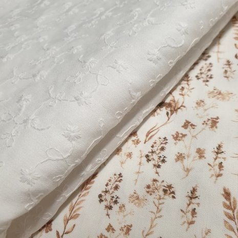 geschulpte broderie off white met droogbloemen poplin