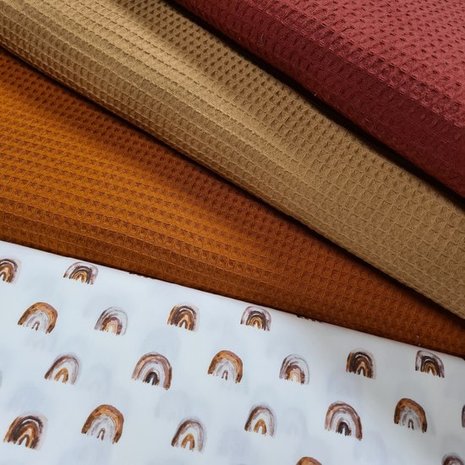 digitale regenbogen stof met cognac, camel en terracotta wafel katoen