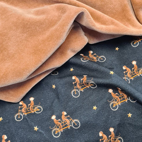 zwart cognac perzik bruin apen aapjes op fiets - digitaal tricot met perzik katoenen velvet