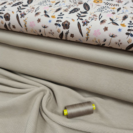 beige taupe fijne rib soft - fijne rib tricot - bruine bloemen tricot BEEBSstofjes @kickenstoffen