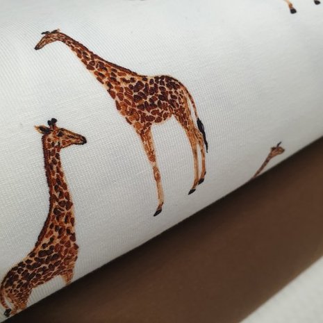 giraf digitale tricot beebs met uni bruine tricot