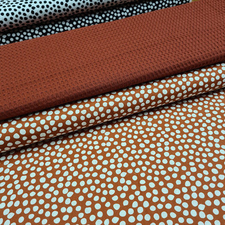 cheetah dot poplin terracotta met terracotta d. wafel en wit en zwart op achtergrond