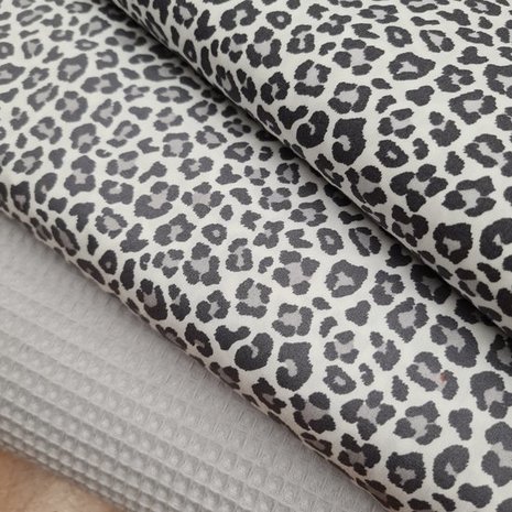 licht grijze wafel met cheetah in grijstinten (lichte en donkere versie naast elkaar) poplin katoen