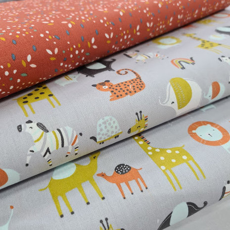 licht grijs oranje wit oker zwart baby circus diertjes en terracotta blaadjes biologisch