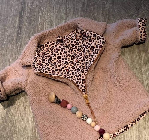 vestje babyteddy met luipaard tricot gevoerd en speenkoord - gemaakt door klant