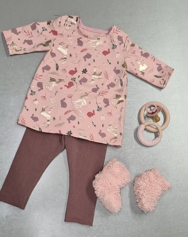 legging - sweatjurkje (mouwtjes langer gemaakt) met slofjes en houten babyringen (ribtricot oud mauve met diertjes tricot goud 