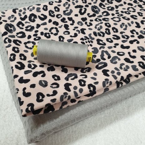 roze met grijs luipaard tricot , licht grijze wafel en bijpassend garen