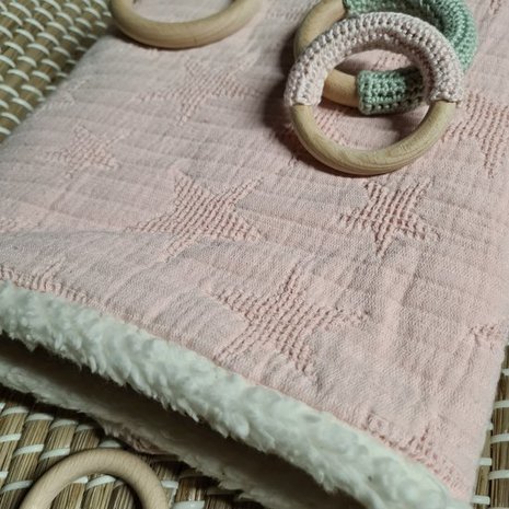 teddy baby deken katoenen teddy ecru met wafel jacquars ster en hout baby ringen