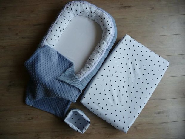 babynestje en dekentjes ongelijke nop wit zwart met vintage blauw wafel en minky @ellebel