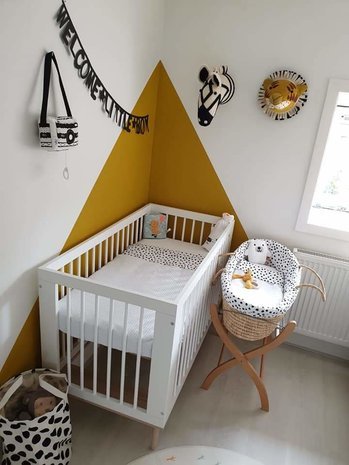 off white painted dots kinderkamer met wafeldeke