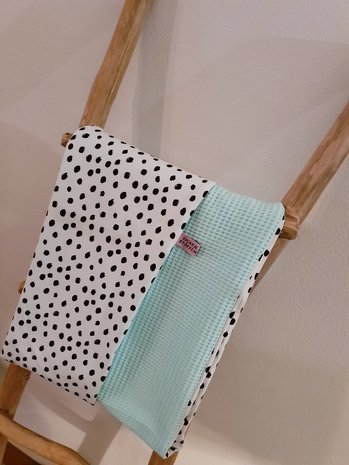 babydeken mint wafel met painted dots tricot jursie.