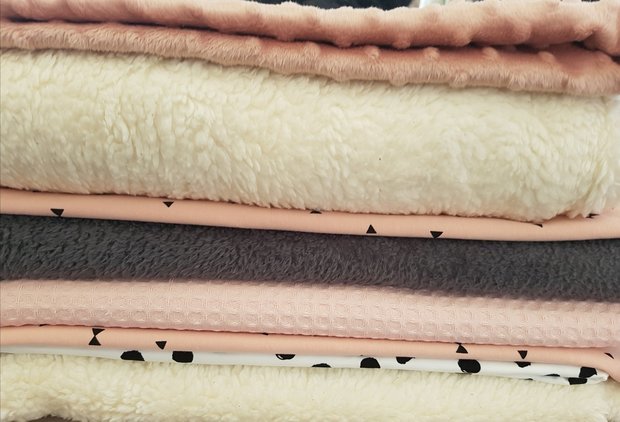 wellness fleece grijs - minky en wafel poederroze - painted dots - teddy katoen
