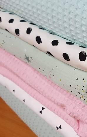 diverse stoffen met painted dots tricot Jursie