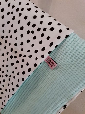 babydeken mint wafel met painted dots tricot jursie