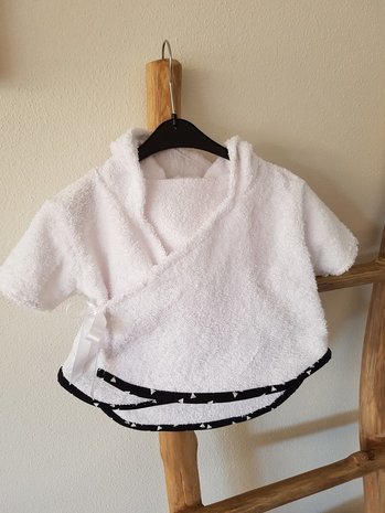 bad jasje baby witte badstof afgezet met triangels poppy made by @noeniesbaby